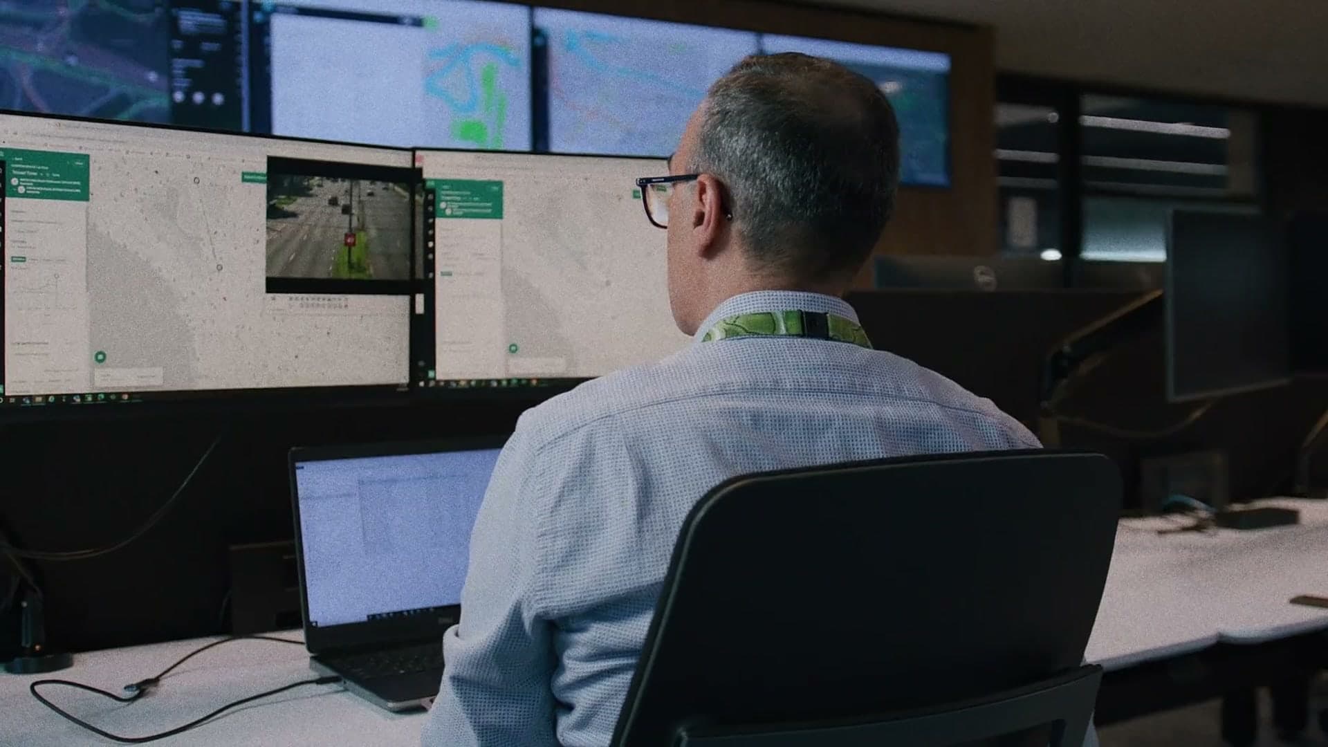 A transport operator using the Optimal Reality Situation Awareness interface across multiple control-room displays.