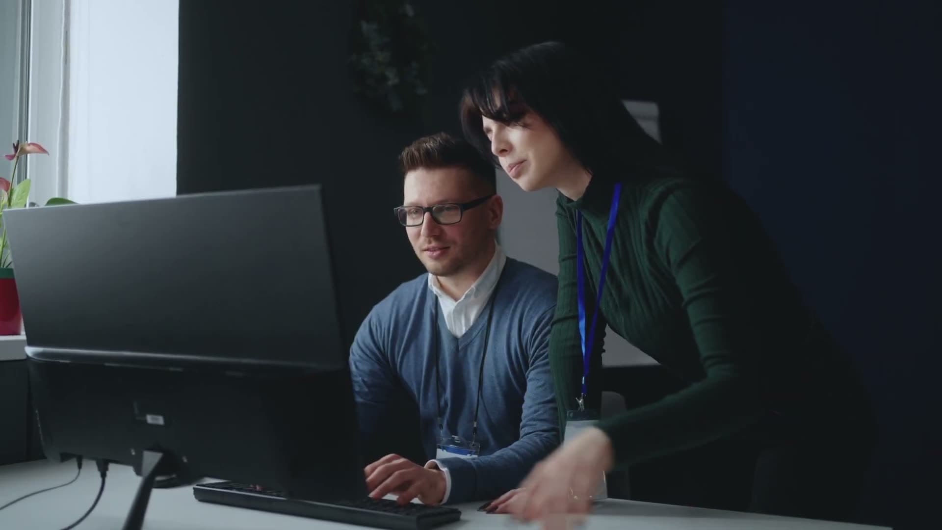 Two members of the Optimal Reality team reviewing an operational model in Deloitte Australia's film about the expanded digital twin offering.